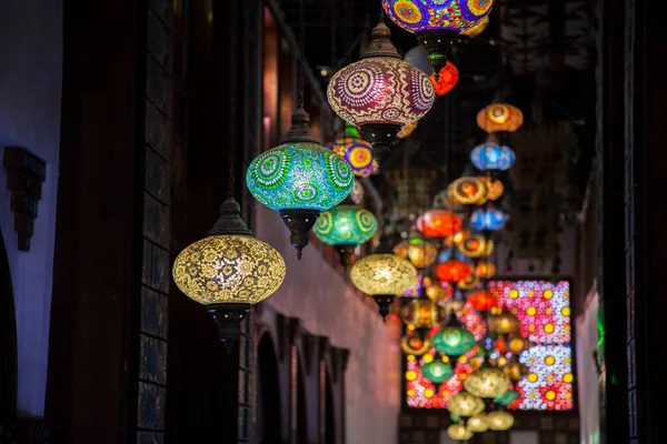 Doha, Katar-Mayıs 05 2019: Eski pazar Souk Waqif 'te dekoratif, geleneksel, camdan mozaik lambalar asılı.