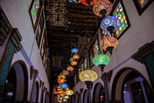 Doha, Katar-Mayıs 05 2019: Eski pazar Souk Waqif 'te dekoratif, geleneksel, camdan mozaik lambalar asılı.