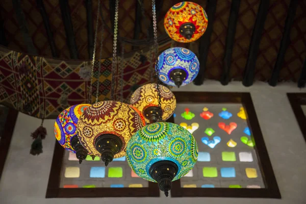 Doha, Katar-Mayıs 05 2019: Eski pazar Souk Waqif 'te dekoratif, geleneksel, camdan mozaik lambalar asılı.