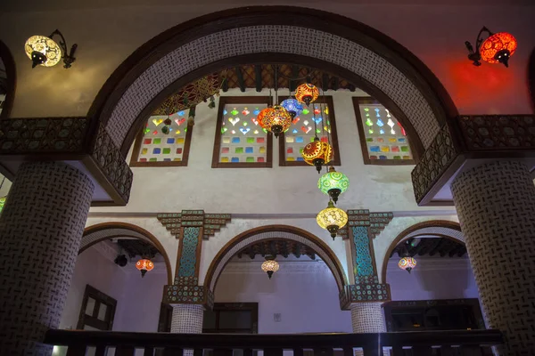 Doha, Katar-Mayıs 05 2019: Eski pazar Souk Waqif 'te dekoratif, geleneksel, camdan mozaik lambalar asılı.