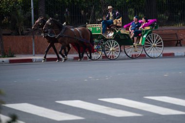 Marakeş, Fas - 28 Şubat 2018: Marakeş sokaklarında turist turu yapan arabalar.