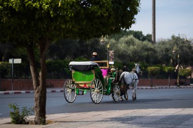 Marakeş, Fas - 28 Şubat 2018: Marakeş sokaklarında turist turu yapan arabalar.