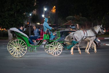 Marakeş, Fas - 28 Şubat 2018: Marakeş sokaklarında turist turu yapan arabalar.