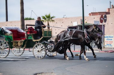 Marakeş, Fas - 28 Şubat 2018: Marakeş sokaklarında turist turu yapan arabalar.