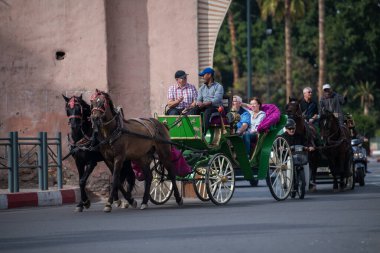 Marakeş, Fas - 28 Şubat 2018: Marakeş sokaklarında turist turu yapan arabalar.