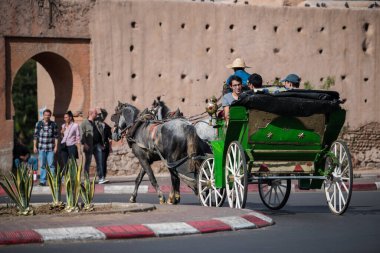 Marakeş, Fas - 28 Şubat 2018: Marakeş sokaklarında turist turu yapan arabalar.