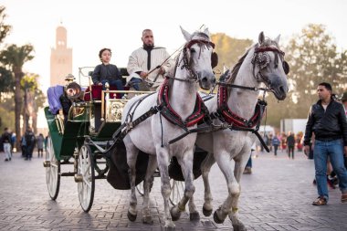 Marakeş, Fas - 28 Şubat 2018: Marakeş sokaklarında turist turu yapan arabalar.