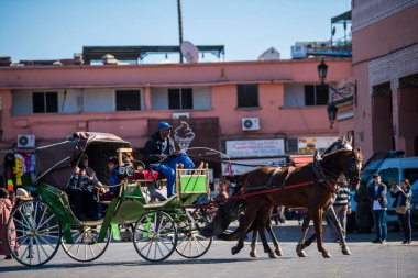 Marakeş, Fas - 28 Şubat 2018: Marakeş sokaklarında turist turu yapan arabalar.