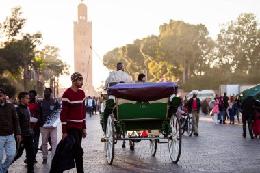 Marakeş, Fas - 28 Şubat 2018: Marakeş sokaklarında turist turu yapan arabalar.