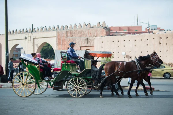 Marakeş, Fas - 28 Şubat 2018: Marakeş sokaklarında turist turu yapan arabalar.