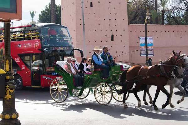Marakeş, Fas - 28 Şubat 2018: Marakeş sokaklarında turist turu yapan arabalar.