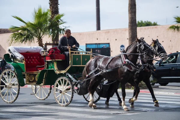Marakeş, Fas - 28 Şubat 2018: Marakeş sokaklarında turist turu yapan arabalar.
