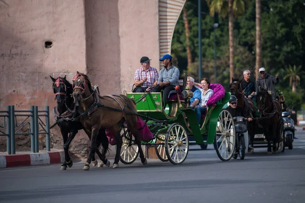 Marakeş, Fas - 28 Şubat 2018: Marakeş sokaklarında turist turu yapan arabalar.