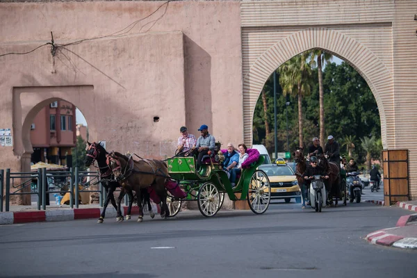 Marakeş, Fas - 28 Şubat 2018: Marakeş sokaklarında turist turu yapan arabalar.