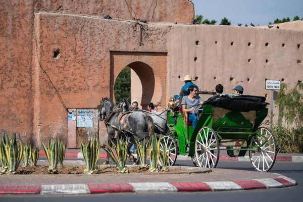Marakeş, Fas - 28 Şubat 2018: Marakeş sokaklarında turist turu yapan arabalar.