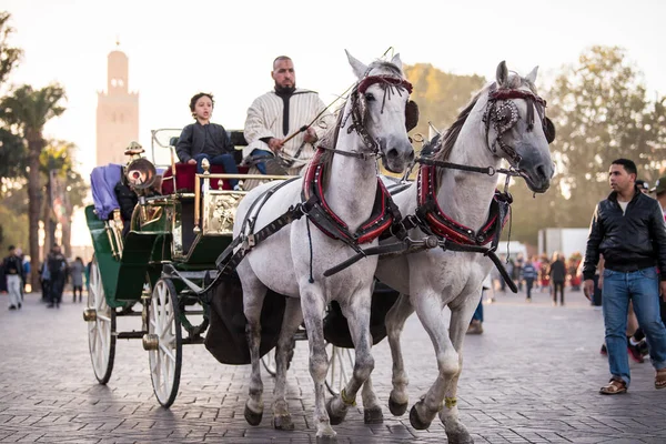 Marakeş, Fas - 28 Şubat 2018: Marakeş sokaklarında turist turu yapan arabalar.