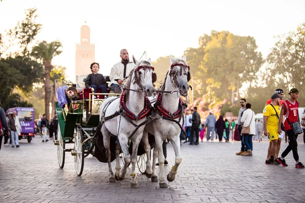 Marakeş, Fas - 28 Şubat 2018: Marakeş sokaklarında turist turu yapan arabalar.
