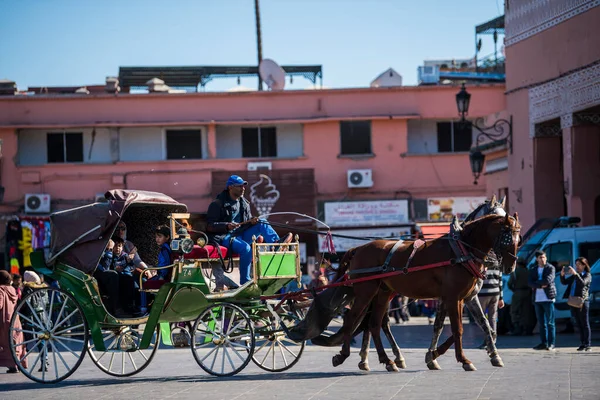Marakeş, Fas - 28 Şubat 2018: Marakeş sokaklarında turist turu yapan arabalar.