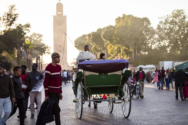 Marakeş, Fas - 28 Şubat 2018: Marakeş sokaklarında turist turu yapan arabalar.