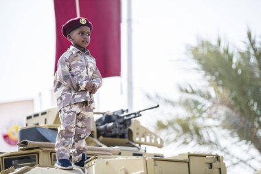 Doha, Katar, 18 Aralık 2019. Ulusal gün için geleneksel ve askeri kıyafetler giymiş Katarlı çocuklar.