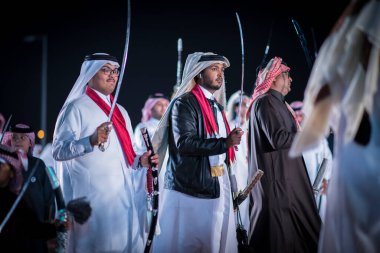 Doha, Katar - 18 Aralık 2017. Geleneksel Bedevi Kılıcı Katar Ulusal Günü için dans.