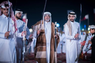Doha, Katar - 18 Aralık 2017. Geleneksel Bedevi Kılıcı Katar Ulusal Günü için dans.