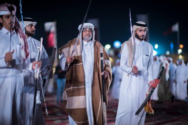 Doha, Katar - 18 Aralık 2017. Geleneksel Bedevi Kılıcı Katar Ulusal Günü için dans.