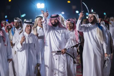 Doha, Katar - 18 Aralık 2017. Geleneksel Bedevi Kılıcı Katar Ulusal Günü için dans.