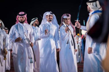 Doha, Katar - 18 Aralık 2017. Geleneksel Bedevi Kılıcı Katar Ulusal Günü için dans.