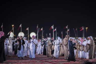 Doha, Katar - 18 Aralık 2017. Geleneksel Bedevi Kılıcı Katar Ulusal Günü için dans.