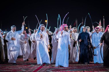 Doha, Katar - 18 Aralık 2017. Geleneksel Bedevi Kılıcı Katar Ulusal Günü için dans.