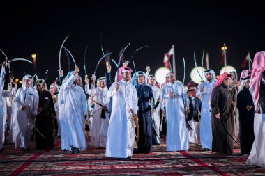 Doha, Katar - 18 Aralık 2017. Geleneksel Bedevi Kılıcı Katar Ulusal Günü için dans.