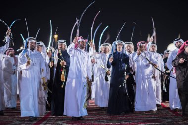 Doha, Katar - 18 Aralık 2017. Geleneksel Bedevi Kılıcı Katar Ulusal Günü için dans.