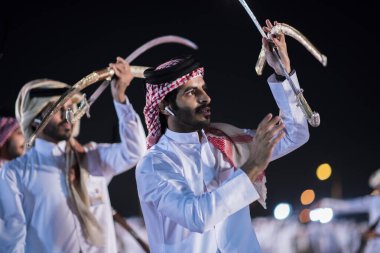 Doha, Katar - 18 Aralık 2017. Geleneksel Bedevi Kılıcı Katar Ulusal Günü için dans.