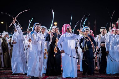Doha, Katar - 18 Aralık 2017. Geleneksel Bedevi Kılıcı Katar Ulusal Günü için dans.