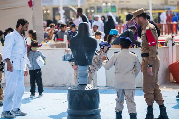 Doha Qatar Diciembre 2019 Niños Qataríes Están Jugando Condominio Artificial —  Fotos de Stock