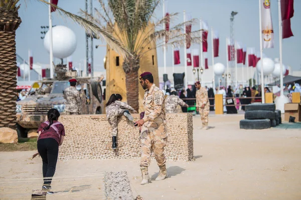 Doha Qatar December 2019 Qatari Kinderen Spelen Een Kunstmatige Condominium — Stockfoto