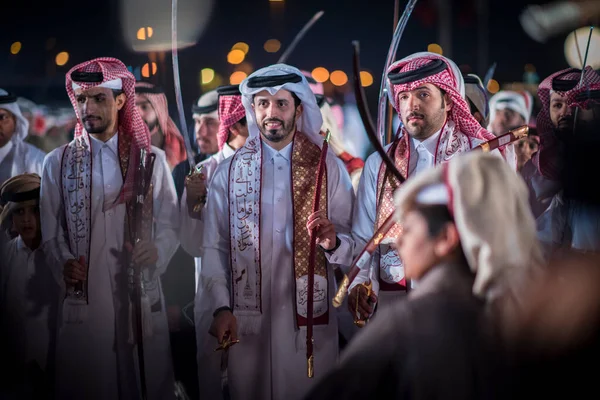 Doha Qatar Diciembre 2017 Espada Beduina Tradicional Bailando Para Celebración —  Fotos de Stock