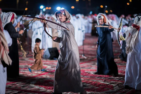 カタール ドーハ 2017年12月18日 祝いのための伝統的なベドウィンの剣舞カタールの国民の日 — ストック写真