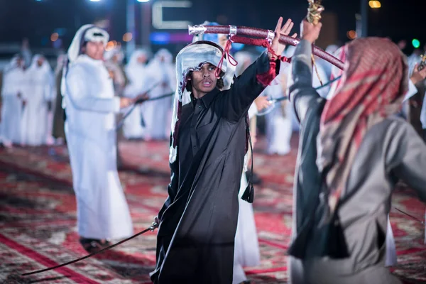 Doha Qatar Décembre 2017 Épée Traditionnelle Bédouine Dansant Pour Célébrer — Photo