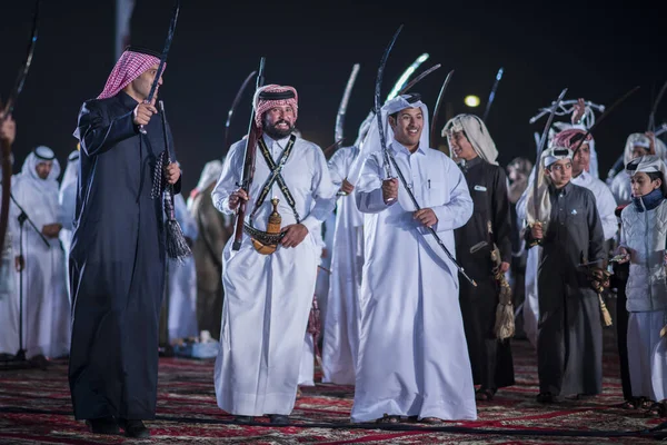 Doha Qatar Décembre 2017 Épée Traditionnelle Bédouine Dansant Pour Célébrer — Photo