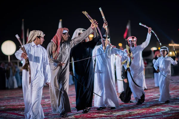 Doha Qatar Diciembre 2017 Espada Beduina Tradicional Bailando Para Celebración — Foto de Stock