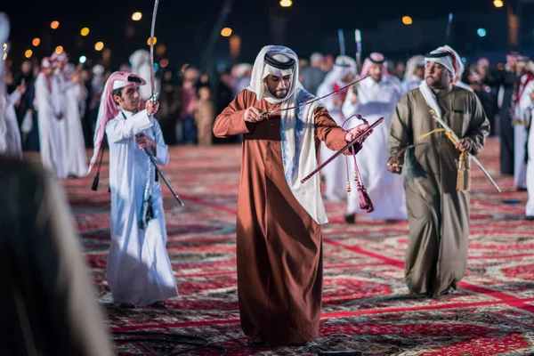 Doha Qatar Desember 2017 Tradisjonell Beduin Sverddans Feire Qatars Nasjonaldag – stockfoto
