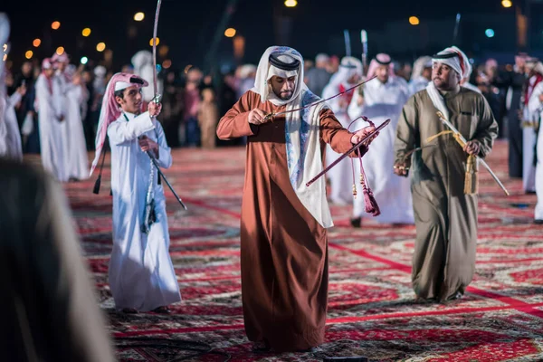 Doha Qatar Décembre 2017 Épée Traditionnelle Bédouine Dansant Pour Célébrer — Photo