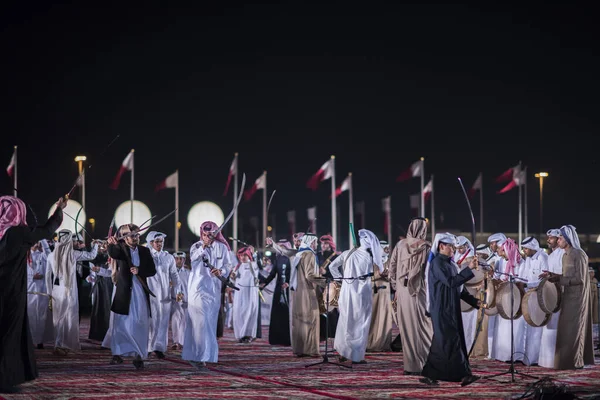 Doha, Katar - 18 Aralık 2017. Geleneksel Bedevi Kılıcı Katar Ulusal Günü için dans.
