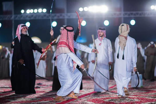 Doha Qatar Dezembro 2017 Espada Beduína Tradicional Dançando Para Comemorar — Fotografia de Stock