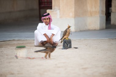Doha, Katar-15 Nisan 2022: Doha 'da Souq Waqif bölgesinde doğanı olan Katar çocukları.