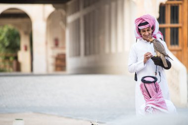 Doha, Katar-15 Nisan 2022: Doha 'da Souq Waqif bölgesinde doğanı olan Katar çocukları.