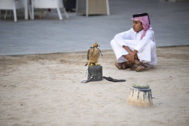 Doha, Katar-15 Nisan 2022: Doha 'da Souq Waqif bölgesinde doğanı olan Katar çocukları.