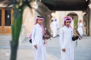 Doha, Katar-15 Nisan 2022: Doha 'da Souq Waqif bölgesinde doğanı olan Katar çocukları.